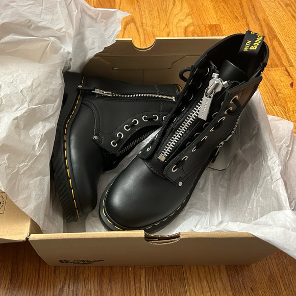 Dr. Martens WOMEN'S DOUBLE ZIP LEATHER LACE UP BOOTS - Picture 2 of 7